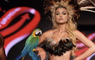 Modelos desfilaron con aves vivas, símbolos de libertad y del delicado vínculo entre la humanidad y la naturaleza. Foto: Cortesía