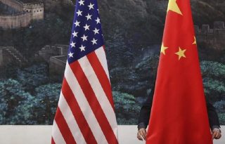 Fotografía de archivo de las banderas de EE.UU. y China previo a una reunión entre representantes de las dos naciones. EFE/Feng LI/Pool