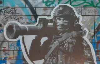  Grafiti de un soldado ucraniano en una calle de Kiev. Foto: EFE