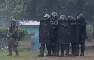 Integrantes de la unidad antidisturbios durante un enfrentamiento en Arimae, provincia de Darién. Foto: EFE