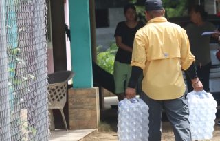 Ante reportes de especulación en algunos comercios, las autoridades emitieron un decreto que establece precios tope para la venta de agua embotellada en los establecimientos comerciales. Foto. Thays Domínguez