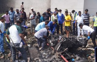 Los funcionarios inspeccionan el lugar de un accidente aéreo cerca del Aeropuerto Internacional Sardar Vallabhbhai Patel en Ahmedabad, Gujarat, India occidental. Foto: EFE