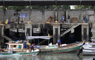 Pescadores en su faena diaria. Foto: EFE