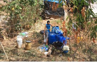 Las muestras de agua son tomadas en diversos puntos de comunidades y escuelas que se abastecen de acueductos rurales. Foto. Eric Montenegro