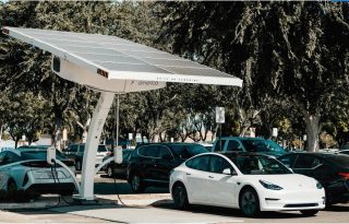  Las energías renovables, como la fotovoltaica, es la apuesta en el sector eléctrico para ayudar al ambiente y generar precios accesibles. Foto ilustrativa