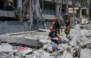 Un misil balístico iraní destruyó un colegio en la urbe israelí de Bnei Brak. Foto: EFE