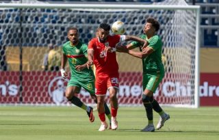 Aníbal Godoy, de Panamá (cent.) disputa el balón ante jugadores de Guadalupe. Foto: FPF