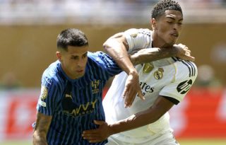  Jude Bellingham de Real Madrid (der.) forcejea con João Cancelo de Al Hilal en su partido del Mundial de Clubes en Miami. Foto: EFE