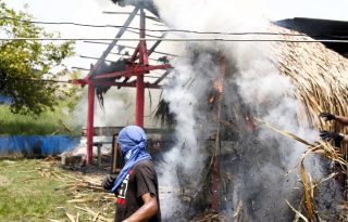 Incendios provocados por los manifestantes. Foto: EFE