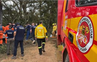 Bomberos e integrantes de la Policía Científica este sábado. Foto: EFE