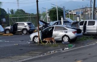 Carros vandalizados, luego de la anarquía vivida la noche del jueves en Changuinola. Foto: Cortesía