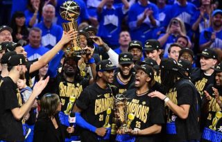 Jugadores del Oklahoma City Thunder festejan con el trofeo. Foto:EFE