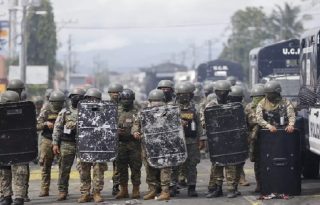 Se informó que unos 14 agentes policiales han resultado heridos durante los enfrentamientos de los últimos días.