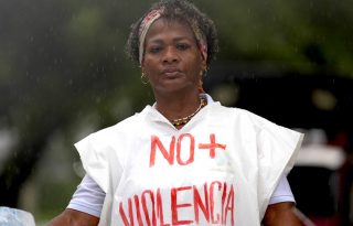 Una mujer participando en una marcha en contra del conflicto armado y la violencia en Buenaventura (Colombia). EFE/Archivo
