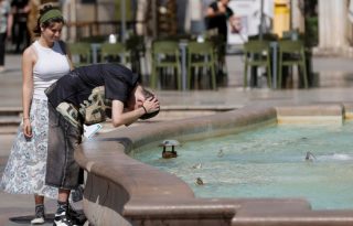 Una persona se refresca en una fuente del centro de la ciudad de Valencia. Foto: EFE