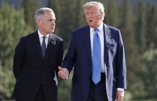 El primer ministro de Canadá, Mark Carney, junto a Donald Trump, presidente de Estados Unidos. Foto: EFE