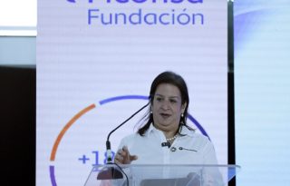 La vicepresidenta de Sostenibilidad del Grupo Ficohsa, Karla Simón, habla durante el evento Memoria de Sostenibilidad del grupo Ficohsa este martes, en Tegucigalpa (Honduras). EFE