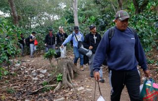 Migrantes retornando en el paso migratorio de Las Manos (Honduras). Foto: EFE
