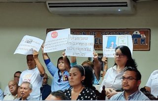 La decisión del funcionario se dio al final de una reunión sostenida con miembros de la sociedad civil y concejales que cuestionan el traslado de las oficinas del Minsa. Foto. Eric Montenegro
