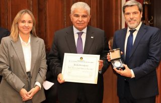 El presidente durante la entrega de la distinción. Foto: Presidencia