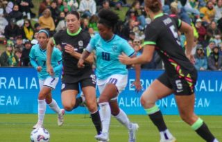 La panameña Marta Cox (10), conduce el balón ante la marca de dos jugadoras australianas y la mirada de Ericka Araúz (7). Foto: FPF