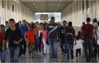 Los hombres están más expuestos a empleos informales que las mujeres. Foto: Archivo