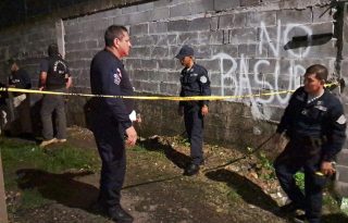Policías acordonaron el lugar del hecho de sangre. Foto: Diómedes Sánchez
