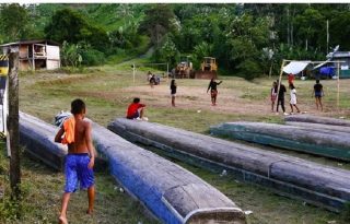 Grupo de indígenas jugando fútbol en un sector de Bajo Chiquito, cerca a la selva del Darién (Panamá). Foto: EFE/ Moncho Torres