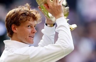 Sinner levanta el trofeo que lo acredita como campeón de Wimbledon. Foto: EFE/EPA/Tolga Akmen