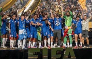 El entrenador de Chelsea Enzo Maresca (c) levanta el trofeo de campeón del Mundial de Clubes. EFE/ Ángel Colmenares