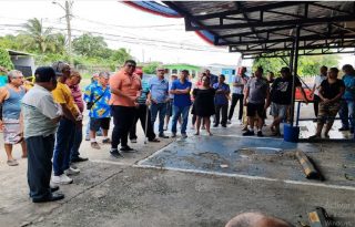 Este domingo, dueños de propiedades en San Antonio comenzaron a organizarse junto con el representante del corregimiento de Barrio Balboa, Horacio Candelaria, y presentar al Miviot su oposición al proyecto. Foto. Eric Montenegro