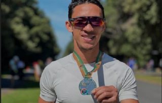 Yassir Cabrera muestra la medalla de plata obtenida en Irlanda. Foto: Instagram 
