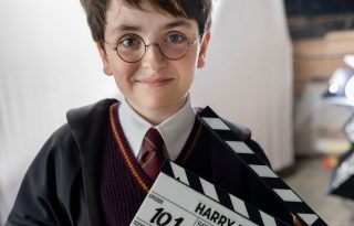 Dominic McLaughlin caracterizado como Harry Potter. Foto: EFE / Aidan Monaghan / HBO