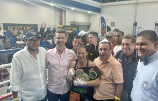 Nataly Delgado con el título supermosca interino de la AMB. Foto: Jaime Chávez
