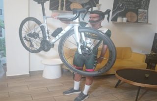 Franklin Archibold con la nueva bicicleta. Foto: Jaime Chávez