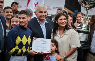 El presidente Mulino junto al jinete Jimmy Carrión. Foto: Cortesía
