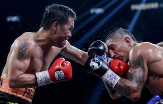 Manny Pacquio (izq.) conecta a Mario Barrios en la pelea por el título welter. Foto: EFE