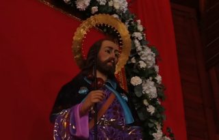 El párroco de la catedral de Santiago, Luis Fernando Flores, destacó la creciente participación de los fieles, señalando que “cada año se suman más personas a esta devoción”. Foto. Melquíades Vásquez