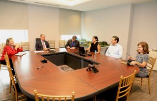 Henry Faarup, secretario del Ferrocarril de Panamá se reunió con el embajador de Estados Unidos en Panamá, Kevin Marino Cabrera.Foto: Cortesía. 