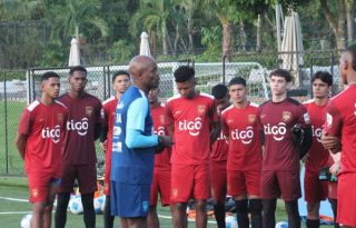 Jorge Dely Valdés, técnico de la Sub-20, habla con los jugadores. Foto. FPF