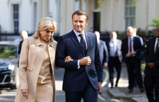 Emmanuel Macron,y su esposa, Brigitte Macron. Foto: EFE