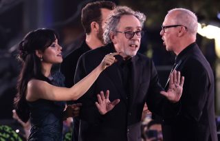 Jenna Ortega (i) y el cineastaTim Burton (c). Foto: EFE / José Méndez