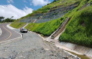 Parte de las obras que se ejecutaron para recuperar la vía.  Cortesía MOP