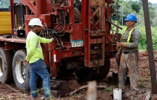 Trabajadores observan una máquina perforadora en el corregimiento Potrero Grande, en La Chorrera (Panamá). Foto: EFE