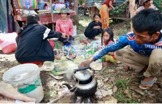 Un grupo de camboyanos desplazados por el conflicto con Tailandia. Foto: EFE