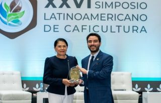 La Dra. Aracelly Vega durante el simposio en El Salvador. Foto: Cortesía