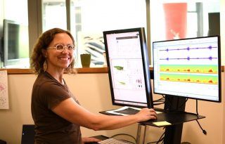 Sharon Martinson, asistente de investigación postdoctoral de la Universidad de Cornell en el K. Lisa Yang Center for Conservation Bioacoustics. Foto: Ashik Rahaman, Cornell