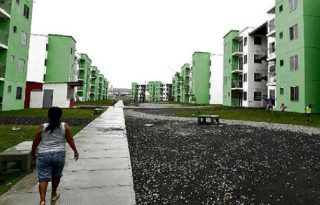 Edificios de Curundú, cuya cartera es manejada por el Banco Hipotecario. Los clientes que están al día serán los primeros beneficiados de la transformación de la entidad. Foto: Archivo