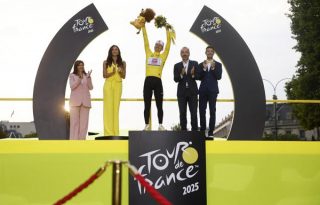 Pogacar festeja su triunfo en el Tour de Francia. Foto: EFE