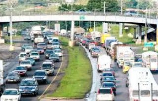 La autopista Arraiján-La Chorrera es utilizada diariamente por miles de personas que se trasladan entre Panamá Oeste y la ciudad capital, siendo los momentos de mayor tráfico entre las 5:00 a.m. y las 7:30 a.m.  Foto. Archivo